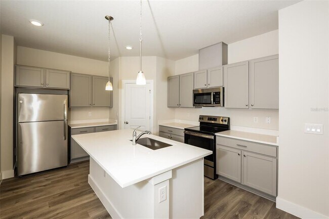 Building Photo - 812 E Voorhis Ave