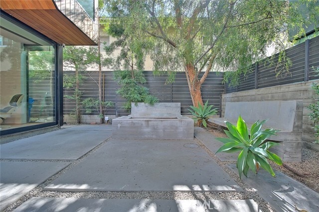 Building Photo - 1825 N Kenmore Ave