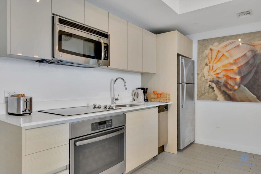 Building Photo - 2602 E Hallandale Beach Blvd