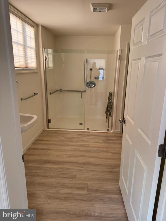 Building Photo - 615 Chatsworth Rd