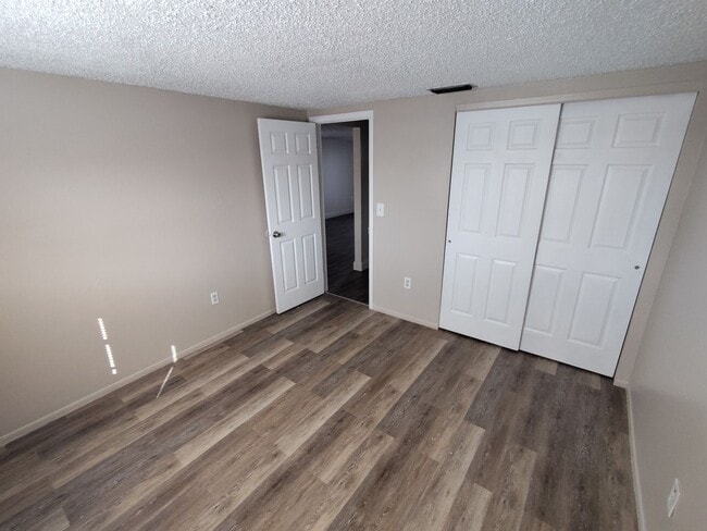 Building Photo - Enjoy the convenience and comfort of this 2/1 apartment in New Port Richey.