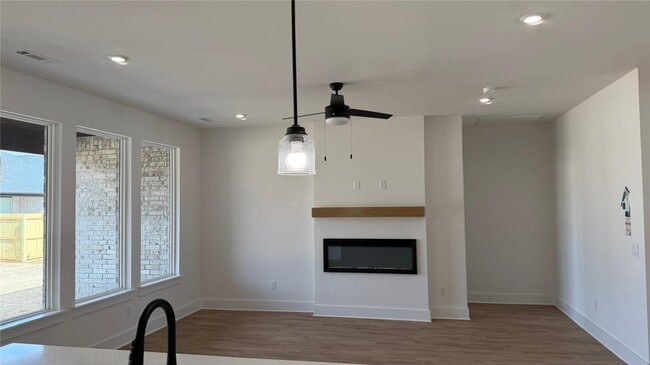 Building Photo - 2330 Longfellow Dr