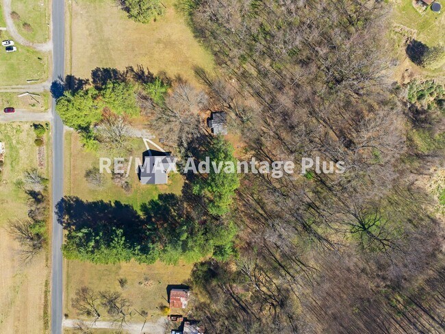 Building Photo - Beautiful brick home with full basement in Prospect