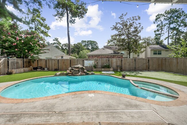 Building Photo - 30 Village Knoll Pl