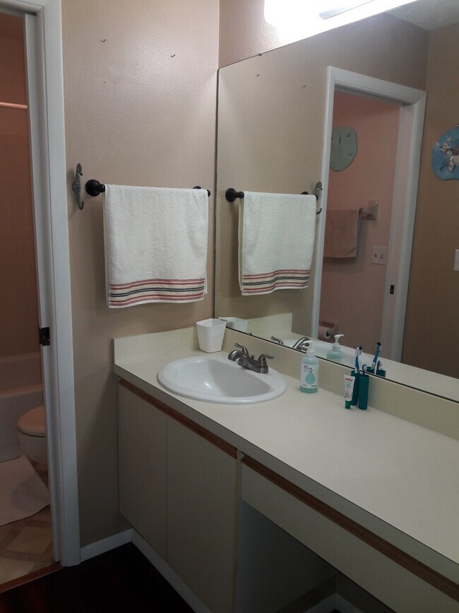 Building Photo - Short term, turnkey furnished, 2 bedroom, 2 bathroom condo in convenient Bradenton location.