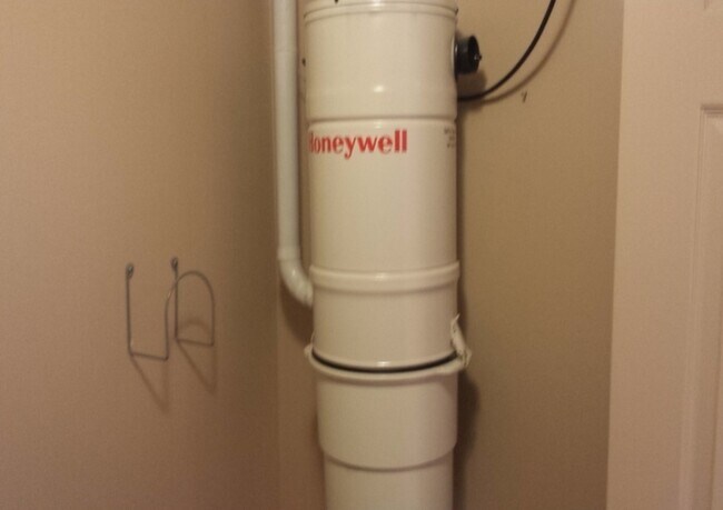 Building Photo - Cute Townhouse for Rent in Harrisville