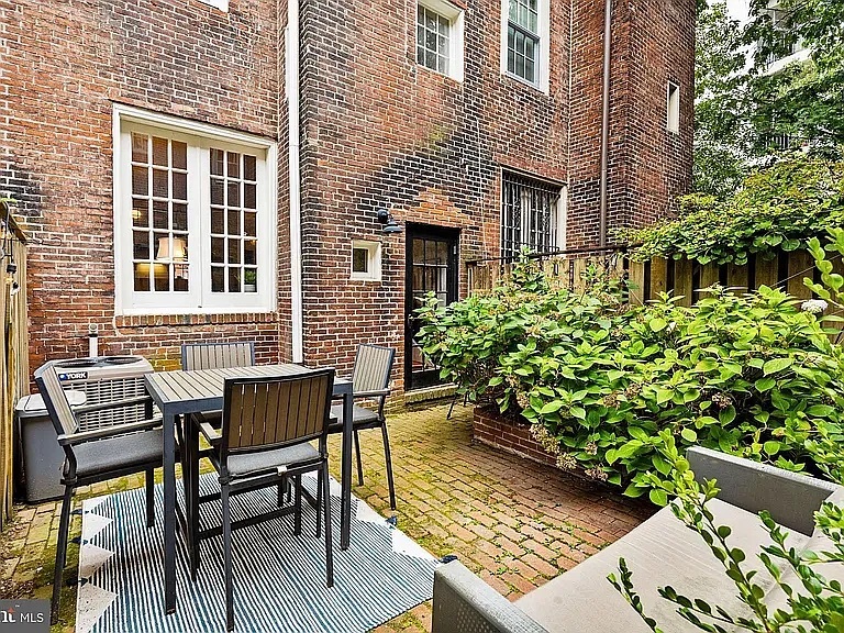 Private Backyard Patio - 1245 Lombard St