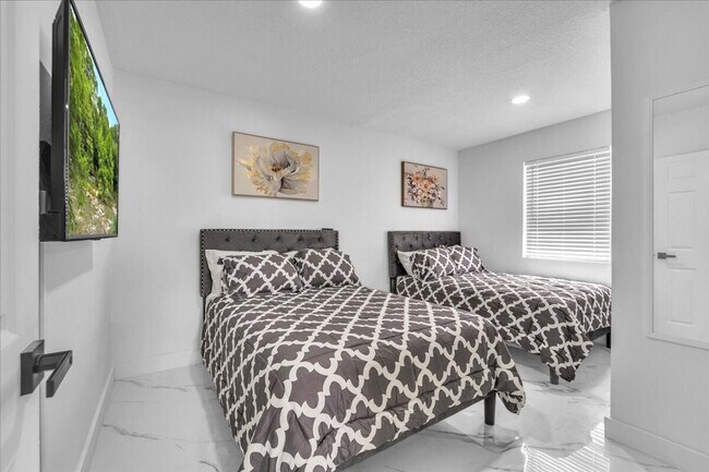 Building Photo - 1208 N 25th Ave