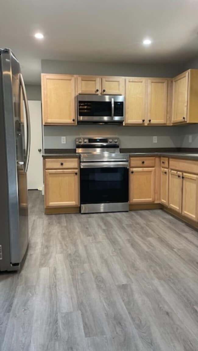 Building Photo - 223 Rundall Plz