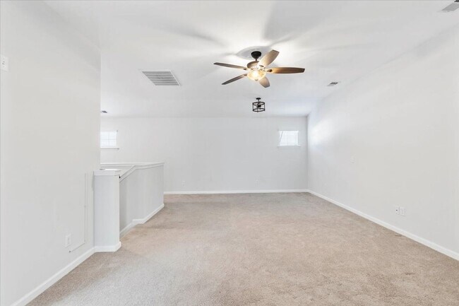 Building Photo - The Commons Stunning Townhome - 3 Bed 2.5 ...