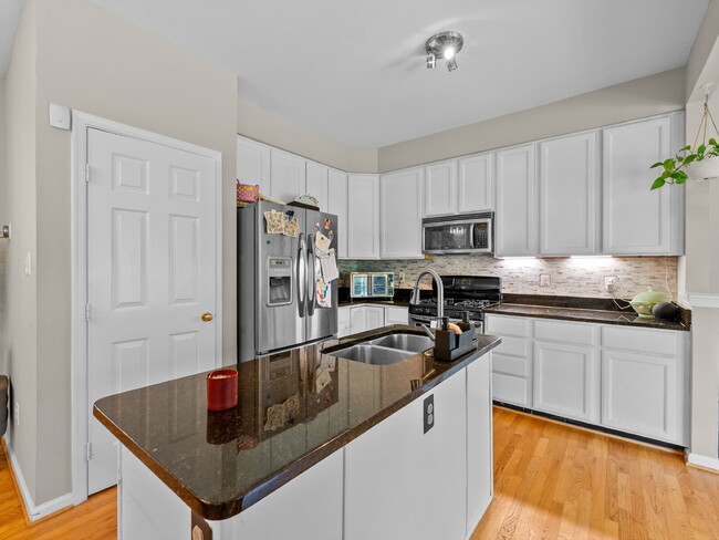Building Photo - Elegant Colonial Townhome Living in Histor...