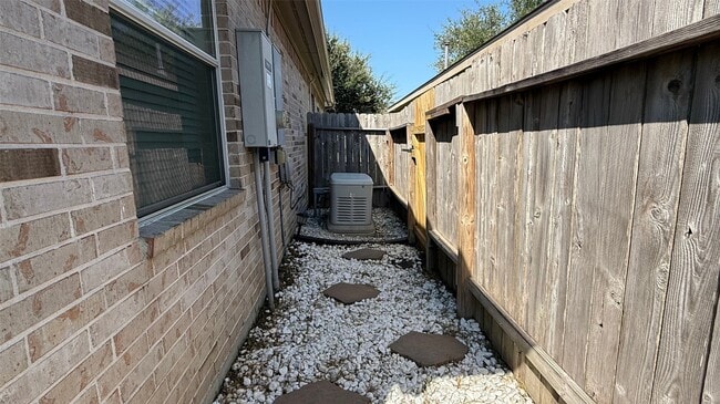 Building Photo - 15110 Sierra Ridge Dr