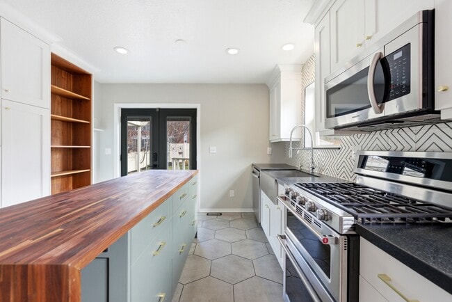 Building Photo - 574 Pugsley St