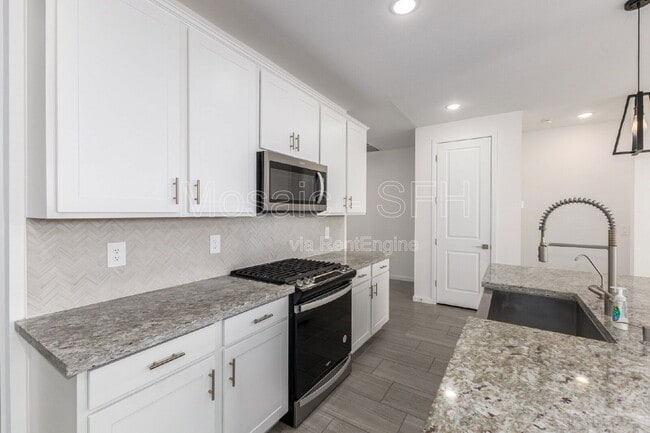 Building Photo - 35394 N Perennial St