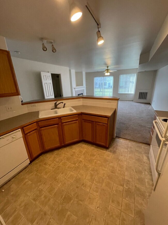 Building Photo - Darling 3 Bed, 1.5 Bath Triplex w/ Garage ...