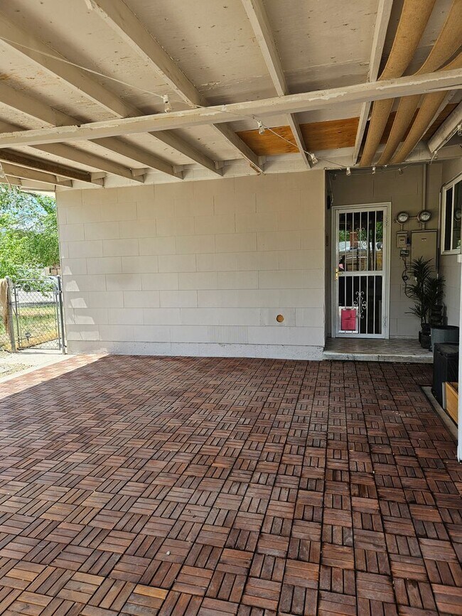 Building Photo - Charming 1-story Home with a Big Backyard ...