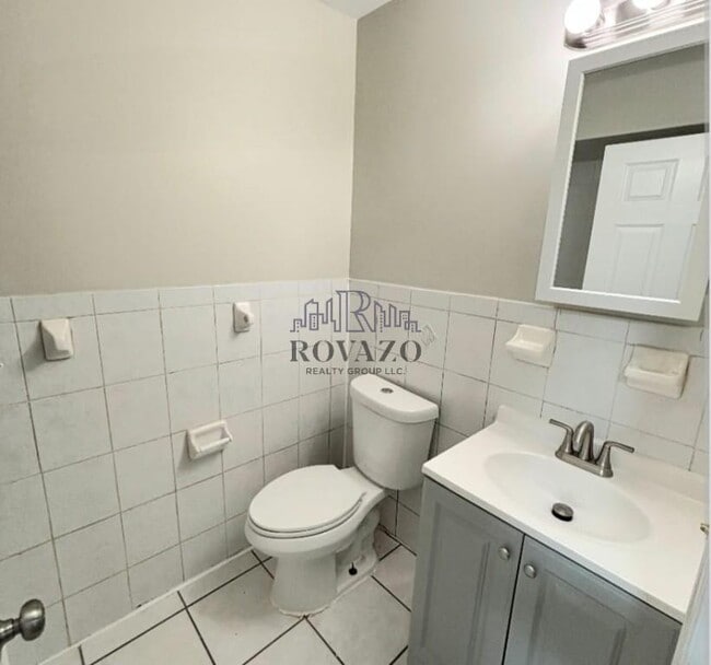 Building Photo - 297 Avon Ave