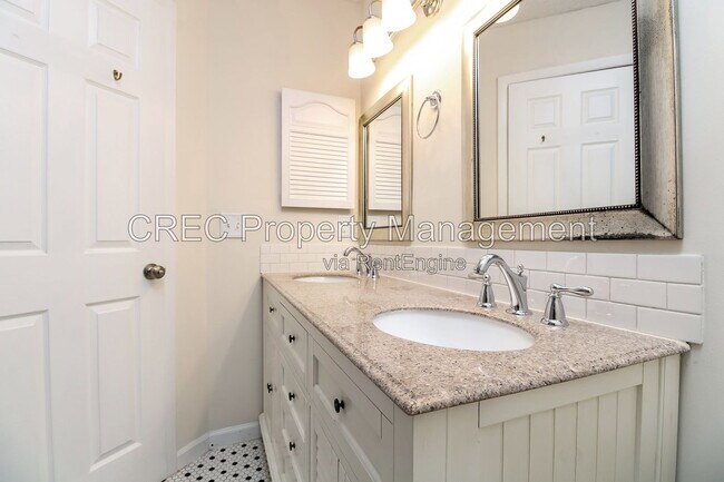Building Photo - 2065 Emerald Terrace