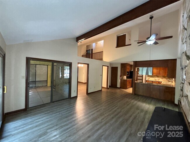 Building Photo - 217 Raintree Dr