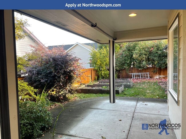 Building Photo - Lots of Room- 3 Bedroom 2 Bath Home with B...