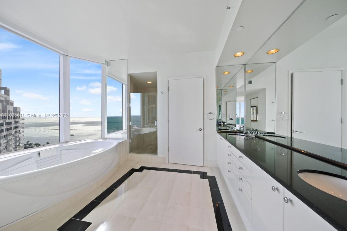 Building Photo - 300 S Pointe Dr