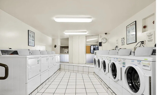 Building Photo - This 1-bedroom, 1-bathroom gem offers the perfect blend of contemporary style, convenience, and t...