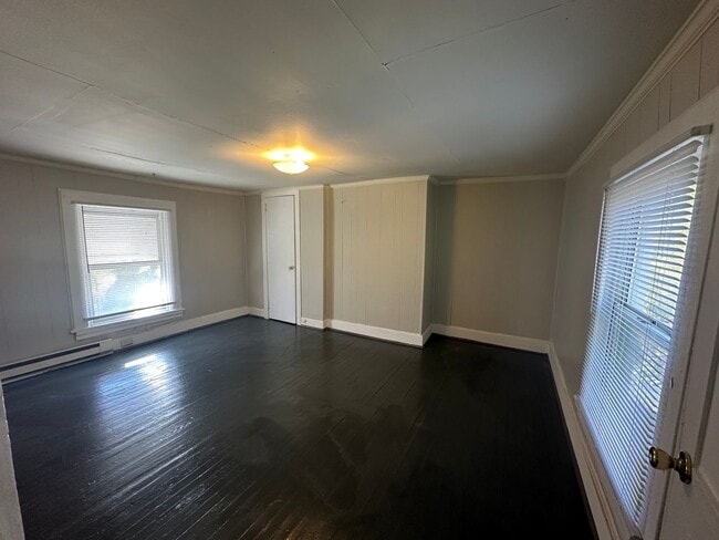 Building Photo - 2 Story House Under $800