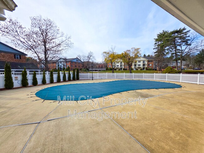 Building Photo - 8 Northbrook Dr