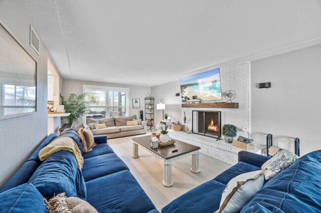 Building Photo - 366 W Osceola Ln