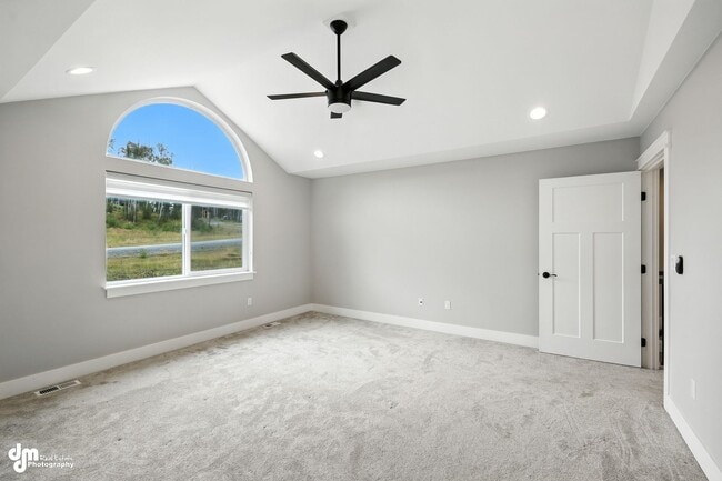 Building Photo - Charming & Updated 4BD/2.5BA!