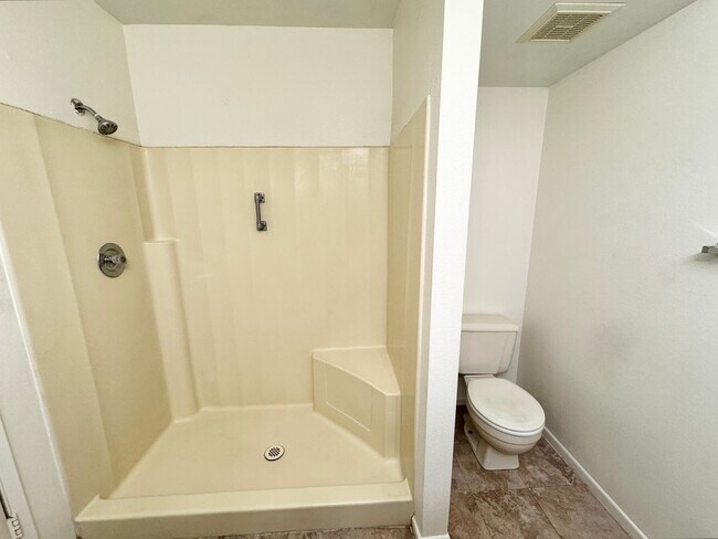 Building Photo - 3 Bedroom / 2 Bath Single Level Home In Gl...