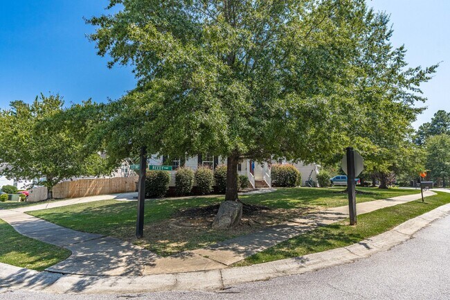 Building Photo - Gorgeous 4 Bedroom Home with Spacious Layo...