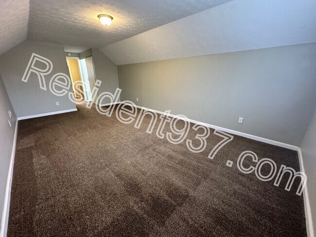 Building Photo - 4 Bed 2 Bath