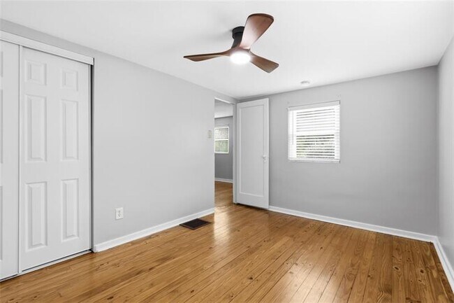 Building Photo - 424 Glenfield Rd