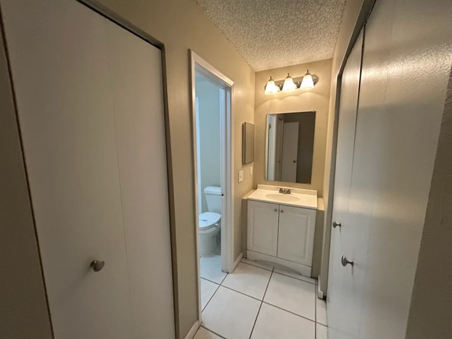 Building Photo - 233 Regal Park Dr