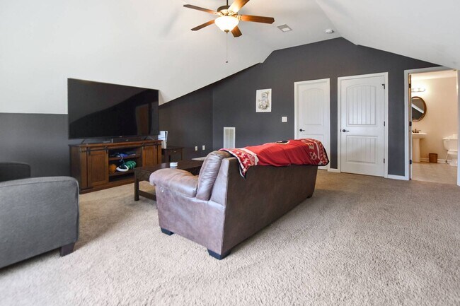 Building Photo - Pet Friendly Three Bedroom with Bonus!