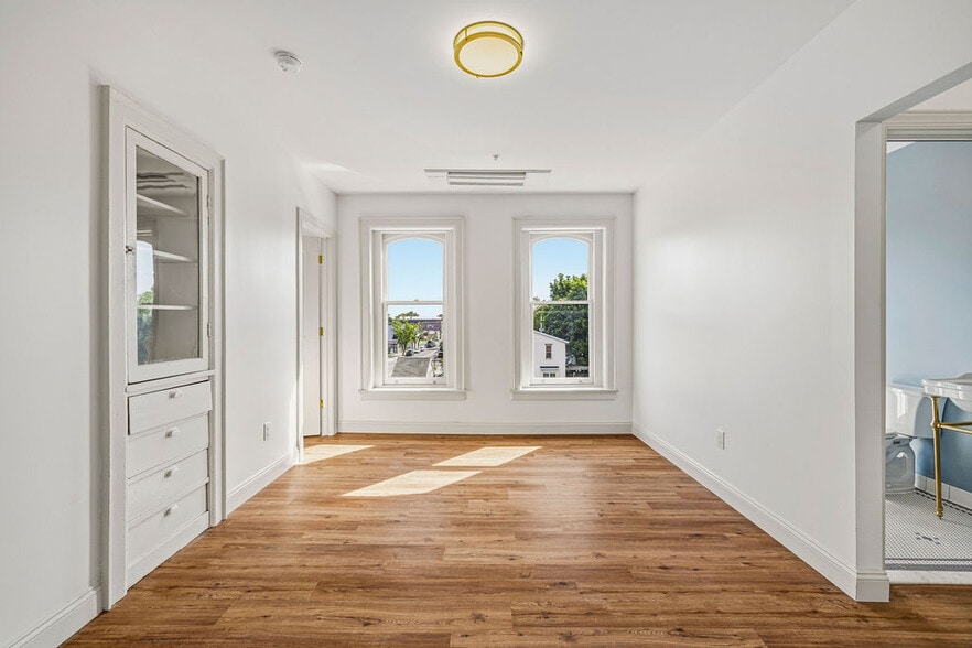 Unit 6 Living Room - 319 Connecticut St