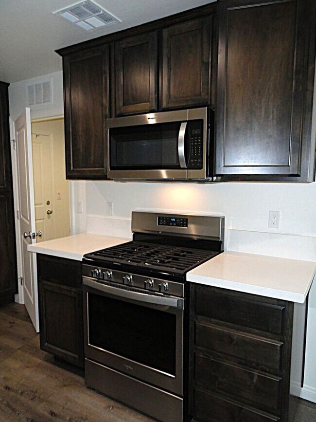 Building Photo - 450 Sherwood Pl