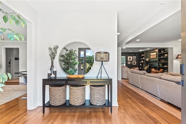 Building Photo - 3201 Lakeridge Dr SE