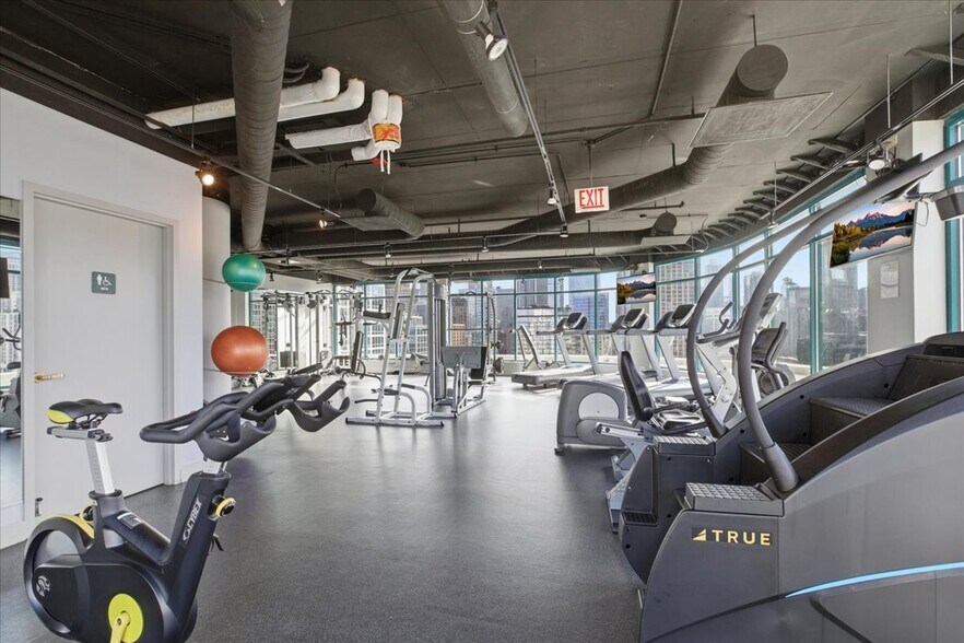 Building Photo - 340 W Superior St