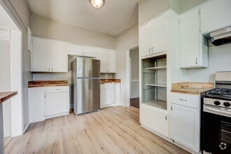 Building Photo - Freshly Updated 3 Bedroom House