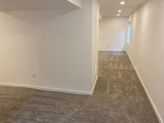 Building Photo - 486 Balsa Dr