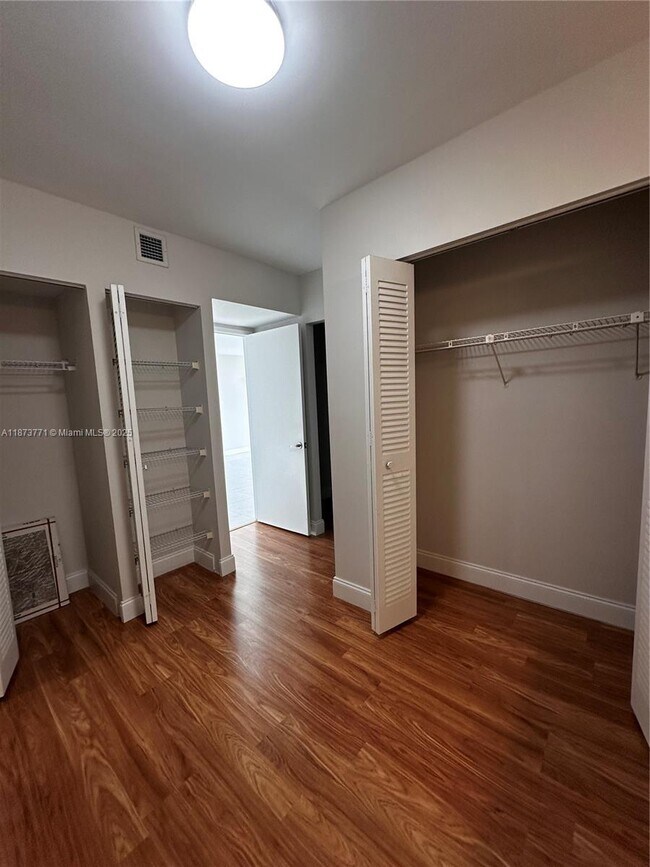 Building Photo - 3731 N Country Club Dr