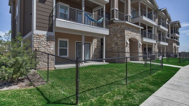 Building Photo - 7938 City Base Landing