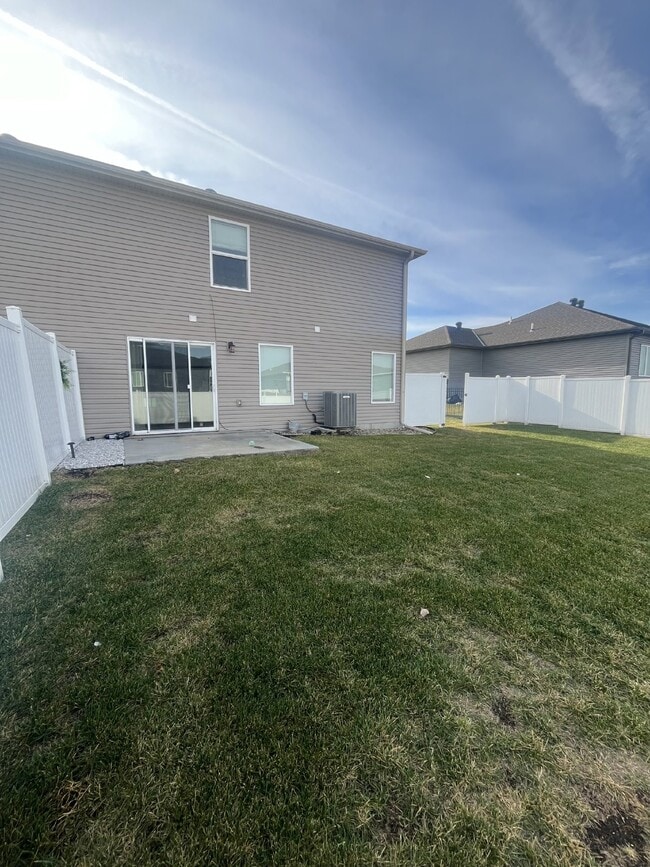 Building Photo - Newer 3-Bed Townhome in NW Columbus, attached double car garage and private back yard!