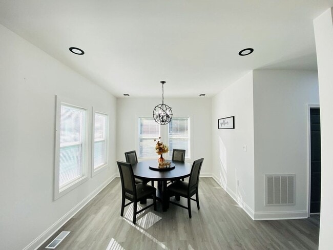 Building Photo - 326 2nd Ave