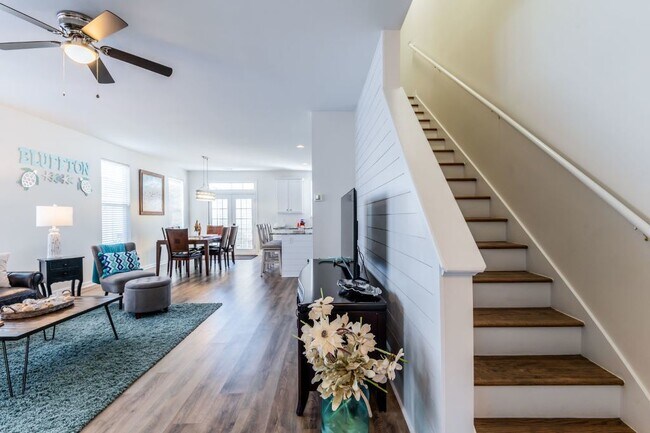 Building Photo - Three Bedroom Updated Townhome in Bluffton Park!