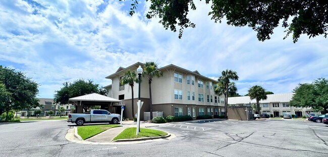 Building Photo - Newly renovated 2 Bed/2 Bath condo in heart of Destin