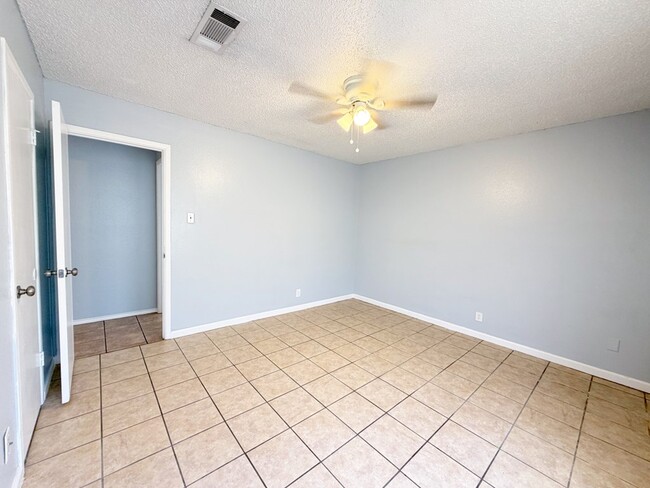 Building Photo - 2 Star Cir