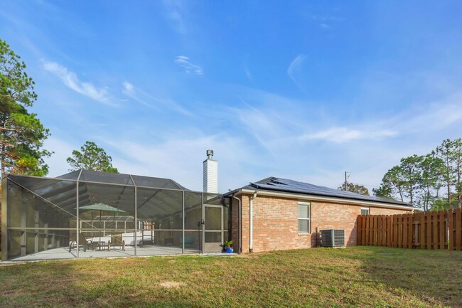 Building Photo - Crestview with a pool!!